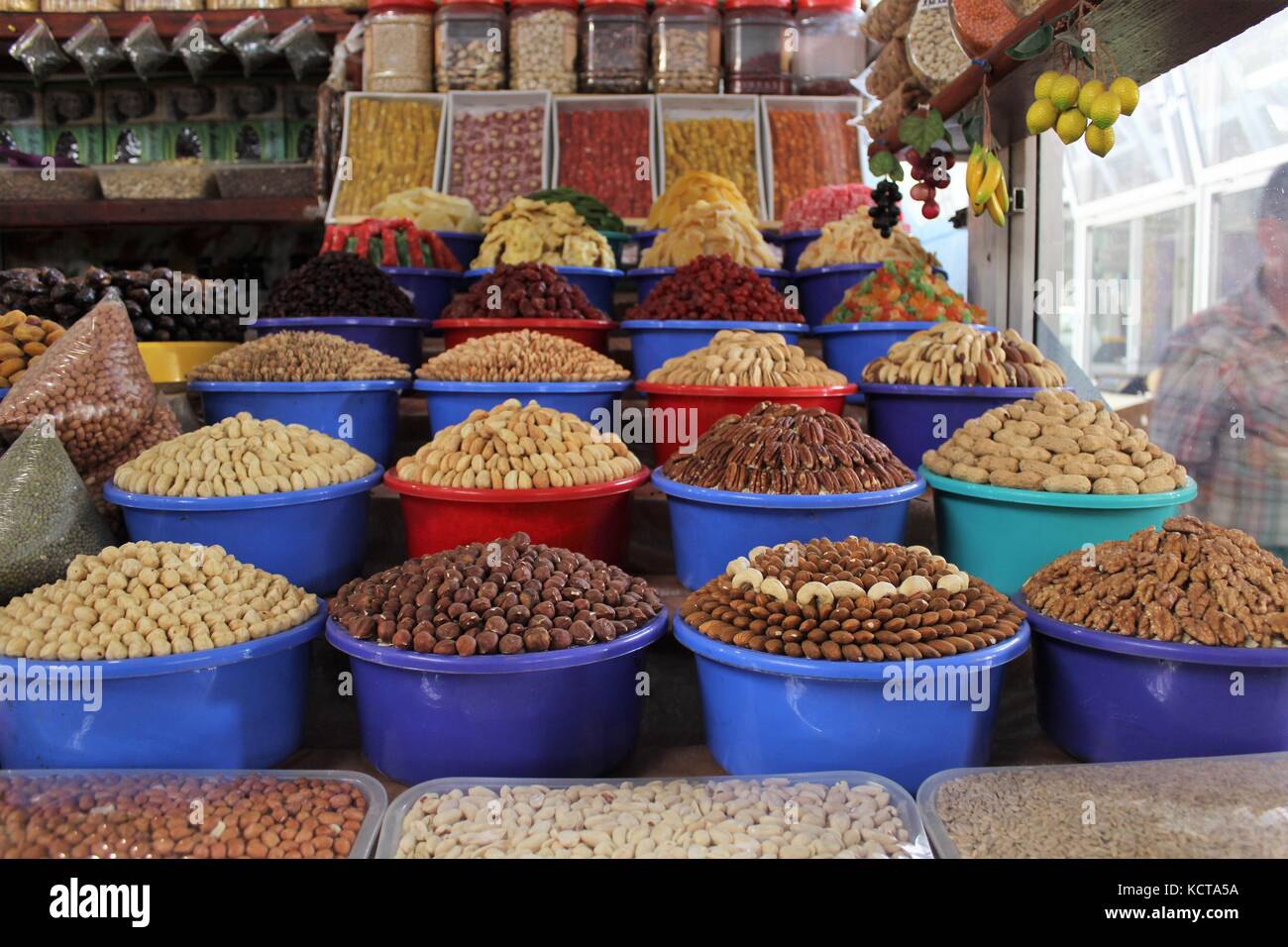 Die Muttern auf dem lokalen Markt in Odessa verkauft Stockfoto