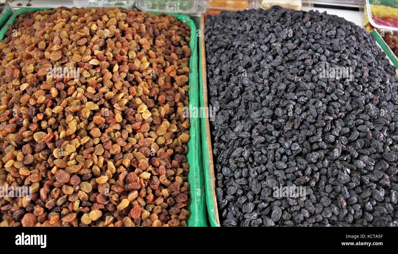 Zwei Arten von Rosinen an den lokalen Markt Odessa Ukraine verkauft Stockfoto