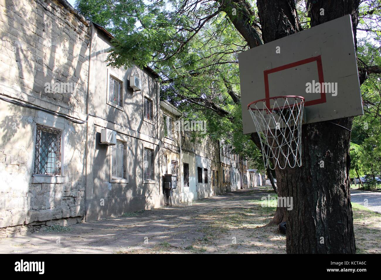 Basketball net auf einer kleinen Straße Odessa Ukraine Stockfoto
