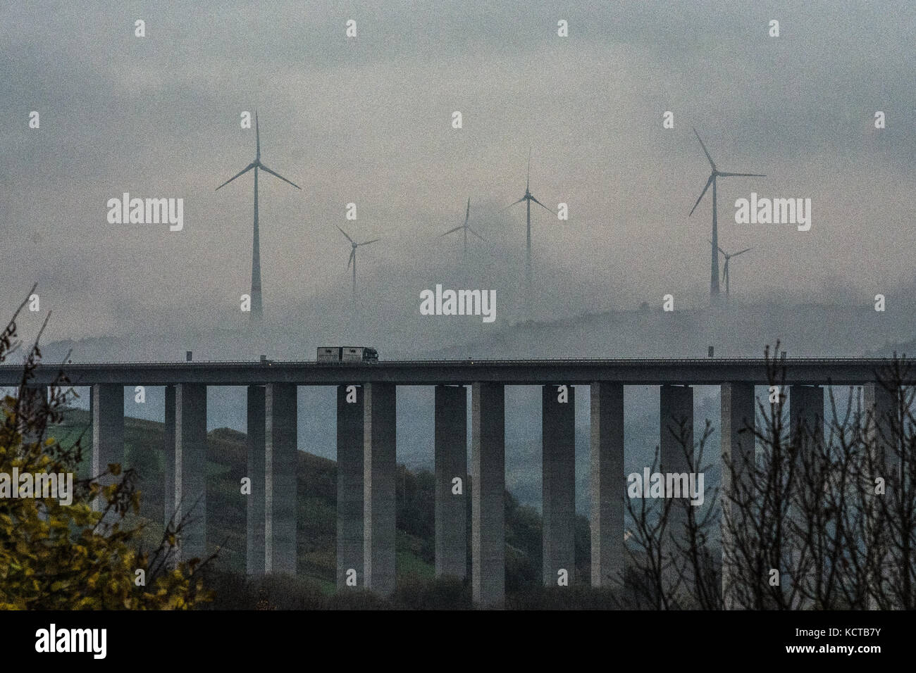 Autobahnbrücke in der Nähe von Aldersbach, Mosel, Deutschland Stockfoto