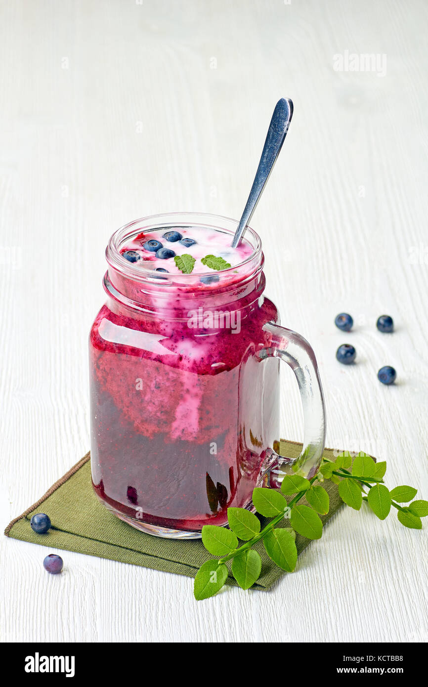 Jar von blueberry Smoothie mit Beeren und grüne Blätter Stockfoto