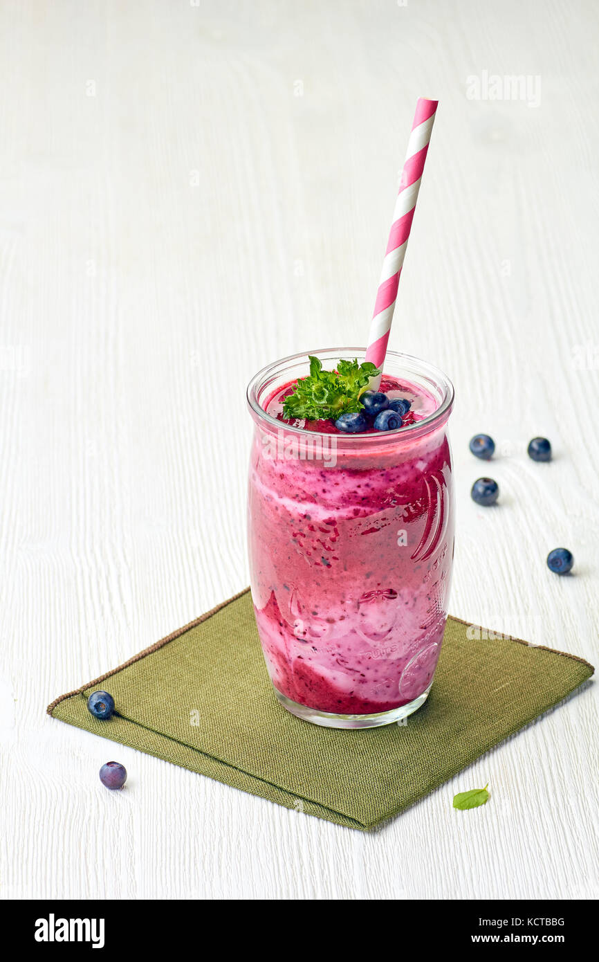 Jar von blueberry Smoothie mit Beeren auf Textilien Serviette Stockfoto