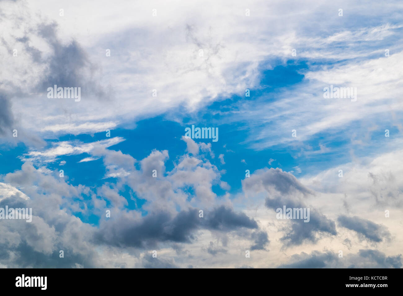 Weißen bewölkt und blauen Himmelshintergrund. Stockfoto