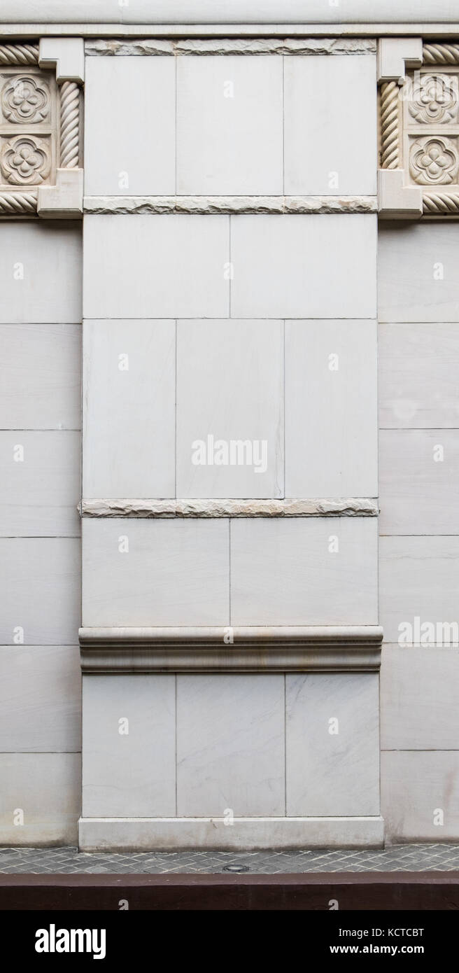 Frontansicht Ansicht von klassischen Stein Spalte Base detail und Wand Hintergrund, selektive konzentrieren. Stockfoto