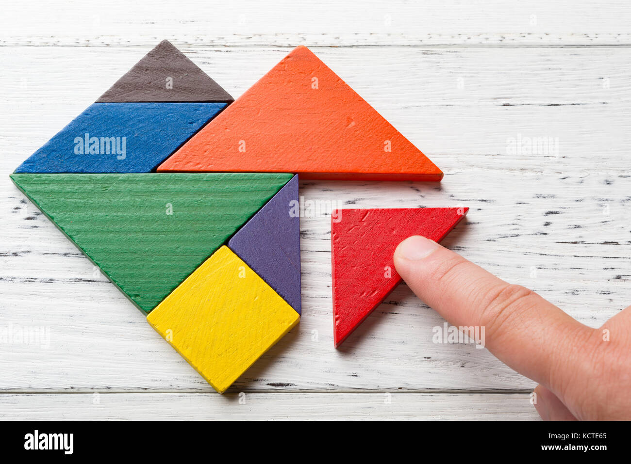 Beendigung des letzten Bisschen Holz Tangram in Herzform Stockfoto