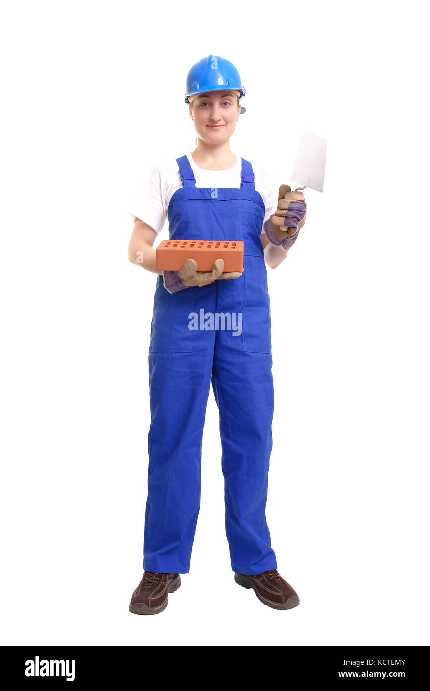 Weibliche Bauarbeiter trägt blaue Overall und Helm Holding Edelstahl Kelle und Ziegel auf weißem Hintergrund Stockfoto
