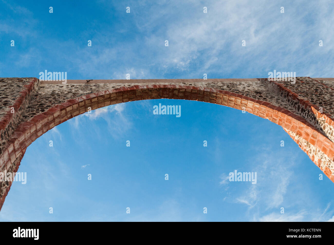 Aquädukt und ein blauer Himmel Stockfoto
