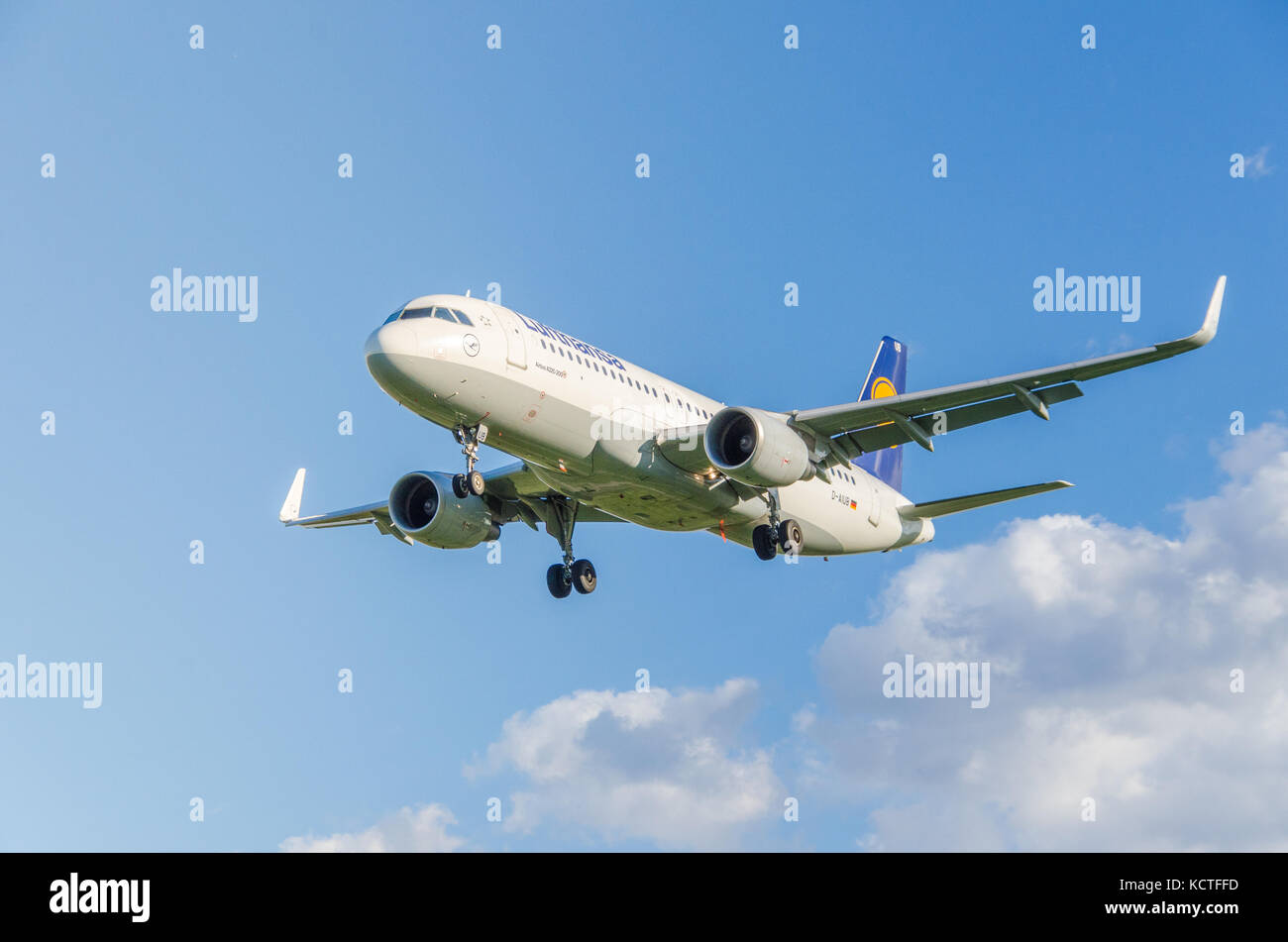 Ein Lufthansa Airbus A320-200 gegen einen blauen Himmel. Diese Flugzeuge bieten Kurzstreckenflüge innerhalb Deutschlands und Europas an Stockfoto