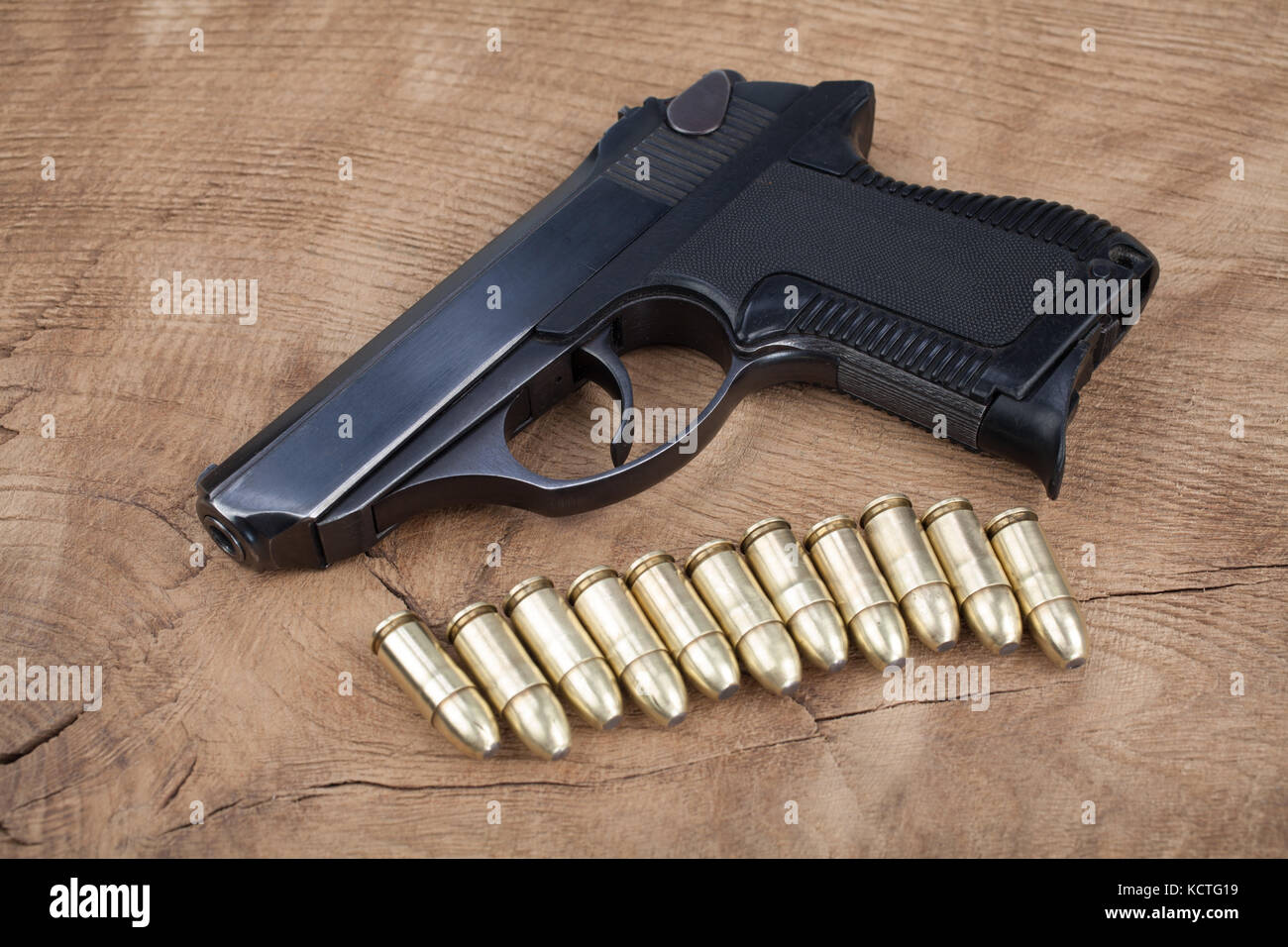Pistole mit Munition auf dem hölzernen Tisch Stockfoto