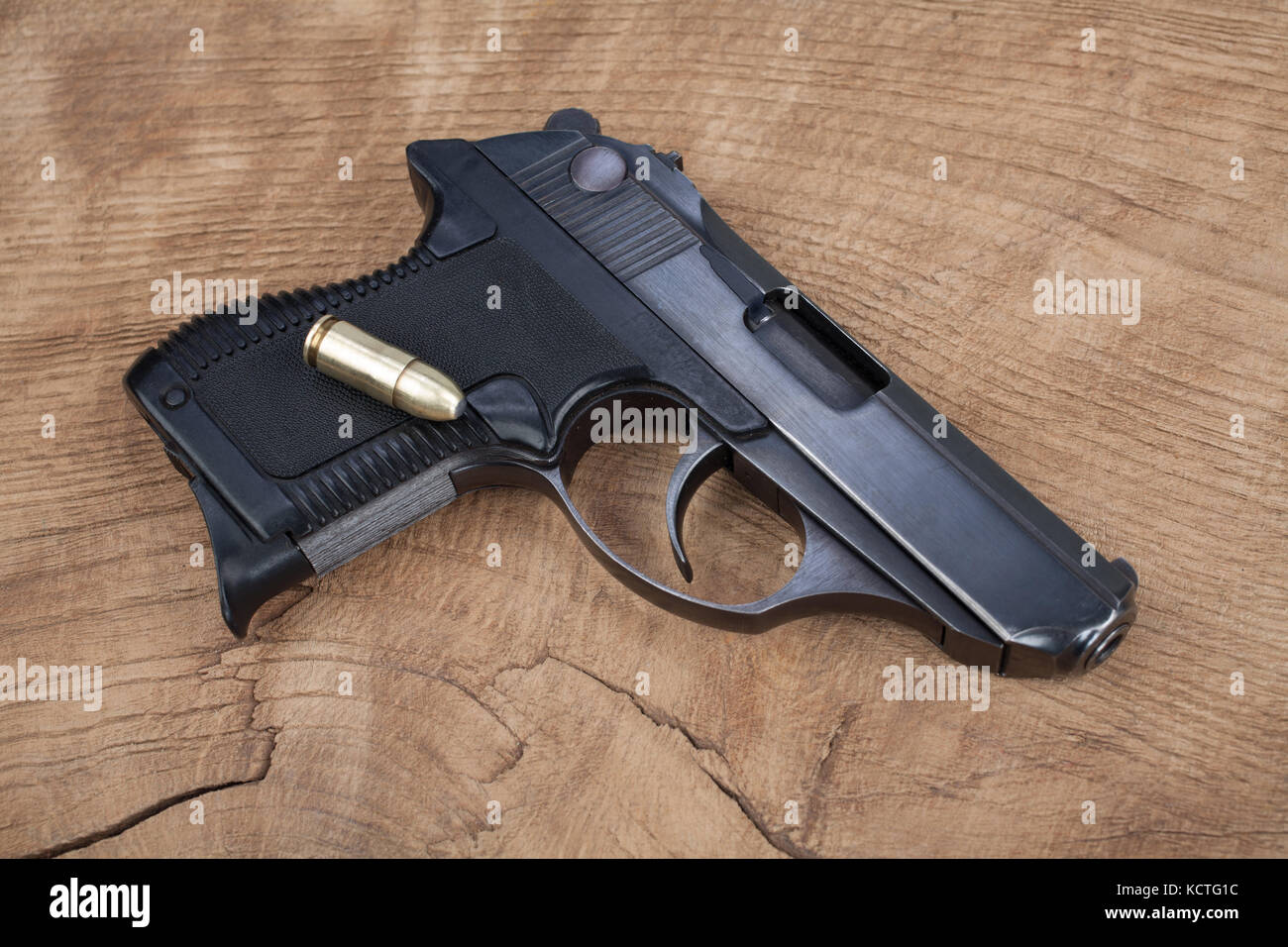 Pistole mit Munition auf dem hölzernen Tisch Stockfoto