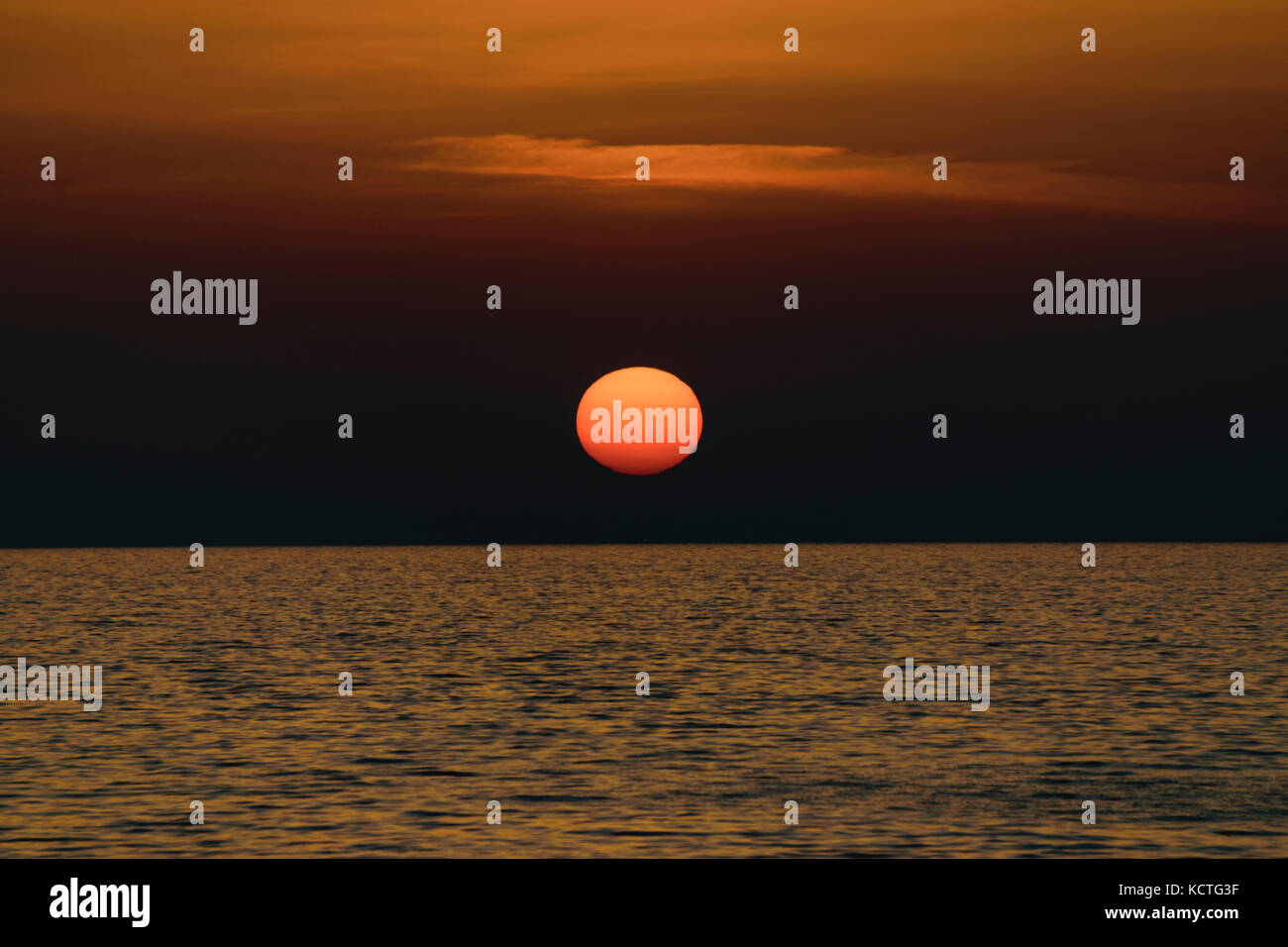 Landschaftlich Schöner Blick Auf Den Sonnenuntergang Über Dem Ruhigen Ionischen Meer Gegen Den Himmel Stockfoto