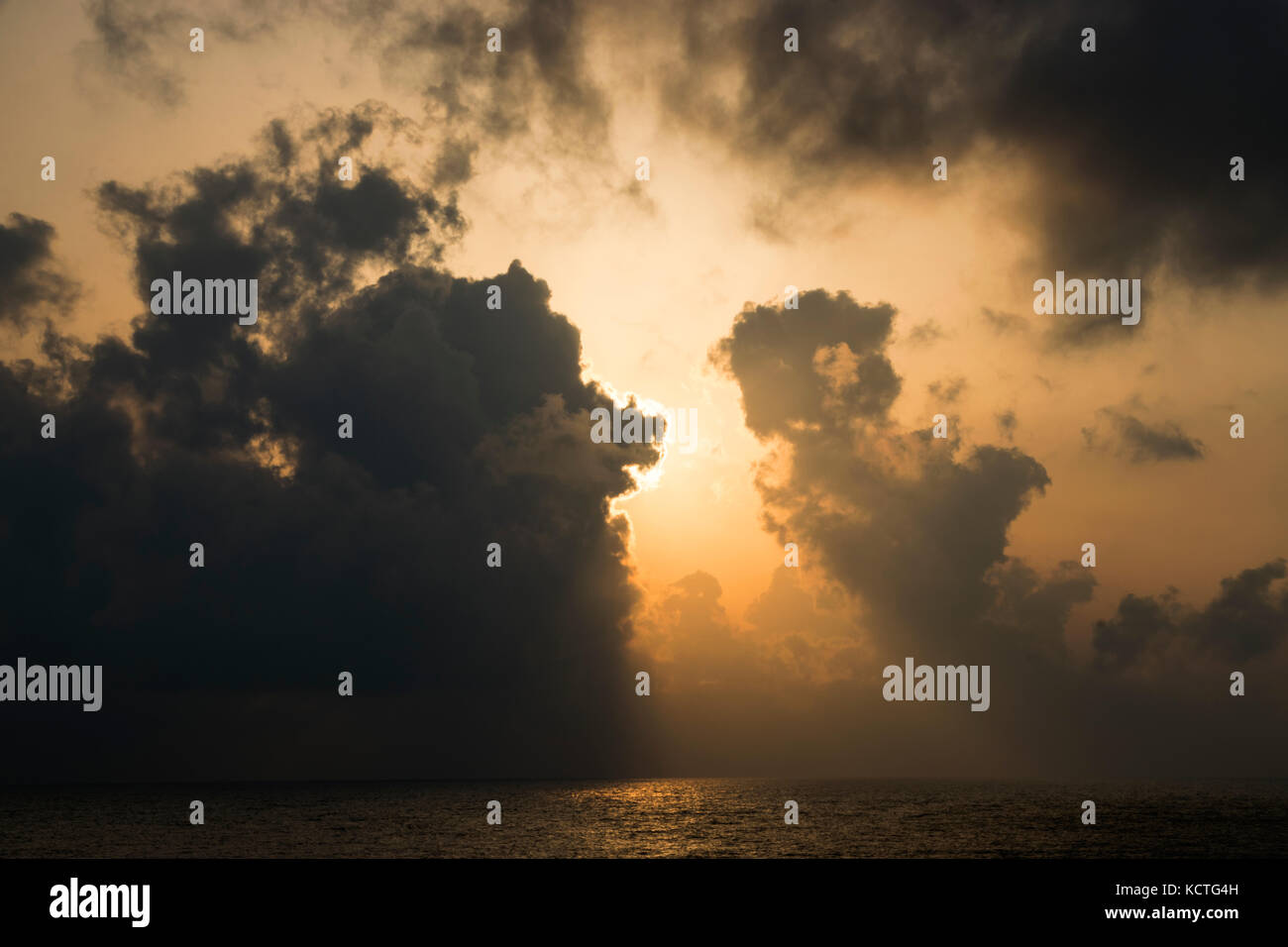 Helle Sonne Scheint Durch Dunkle Wolken Am Meer Stockfoto