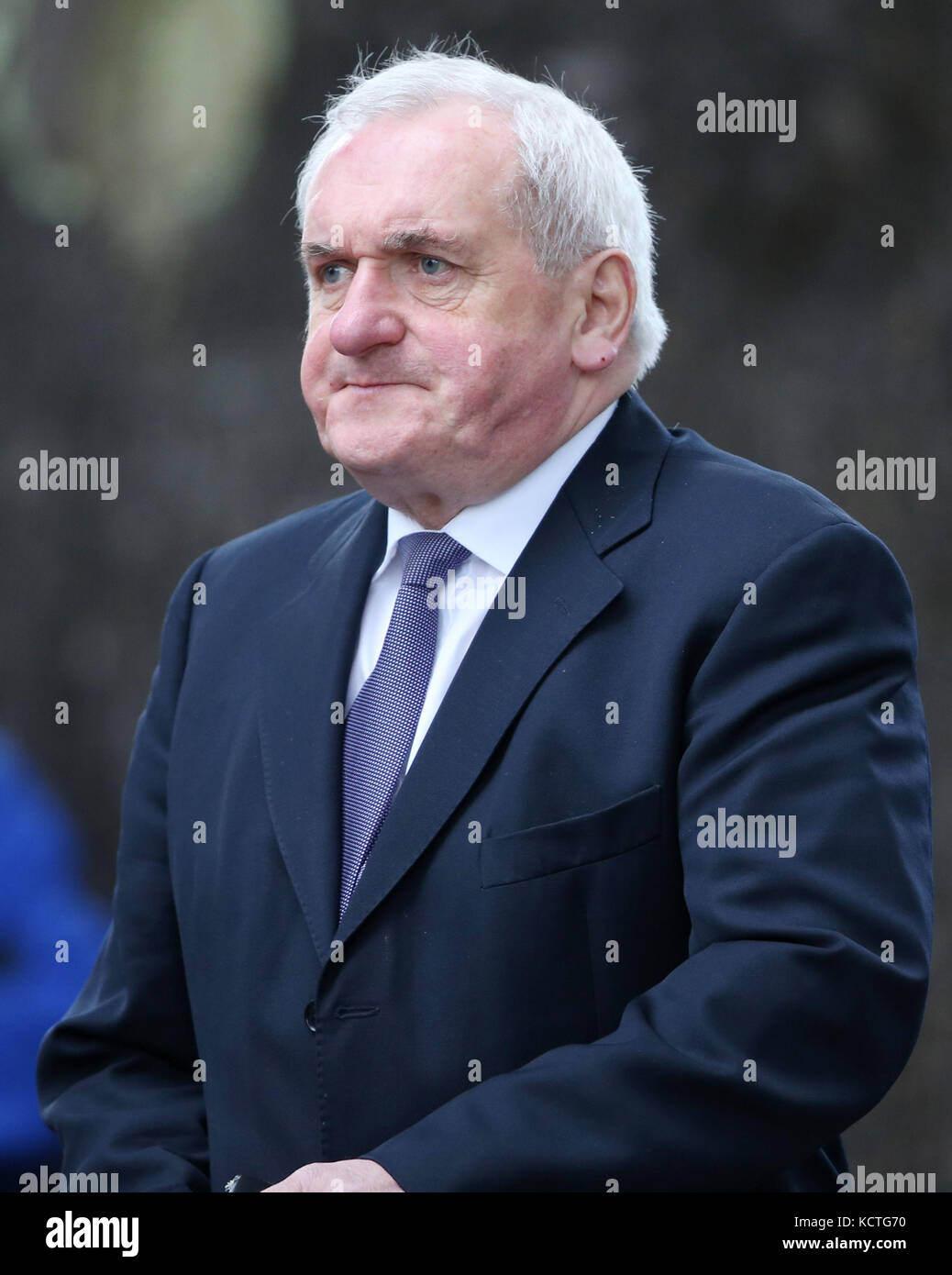 Der ehemalige Taoiseach Bertie Ahern kommt zur Beerdigung des ehemaligen irischen taoiseach Liam Cosgrave in der Kirche der Verkündigung in Rathfarnham in Dublin. Stockfoto