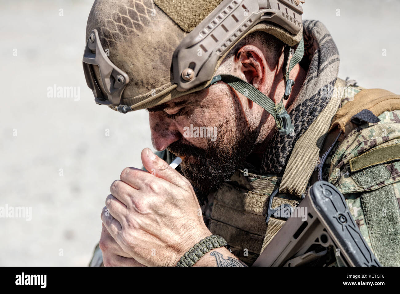 Armee Soldat rauchen Stockfoto