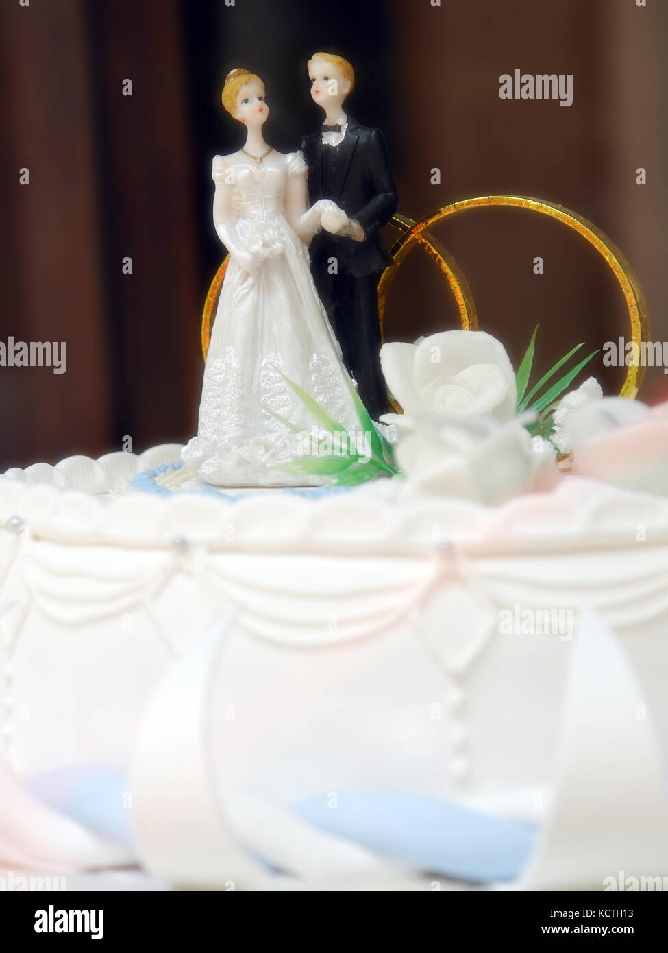 Nahaufnahme von Marzipan Hochzeitstorte mit Braut und Bräutigam Figuren auf der Oberseite Stockfoto