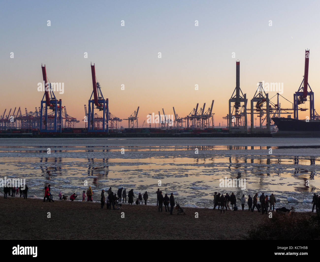 Elbe unter Eis, Oevelgoenne, Hamburg, Deutschland Stockfoto