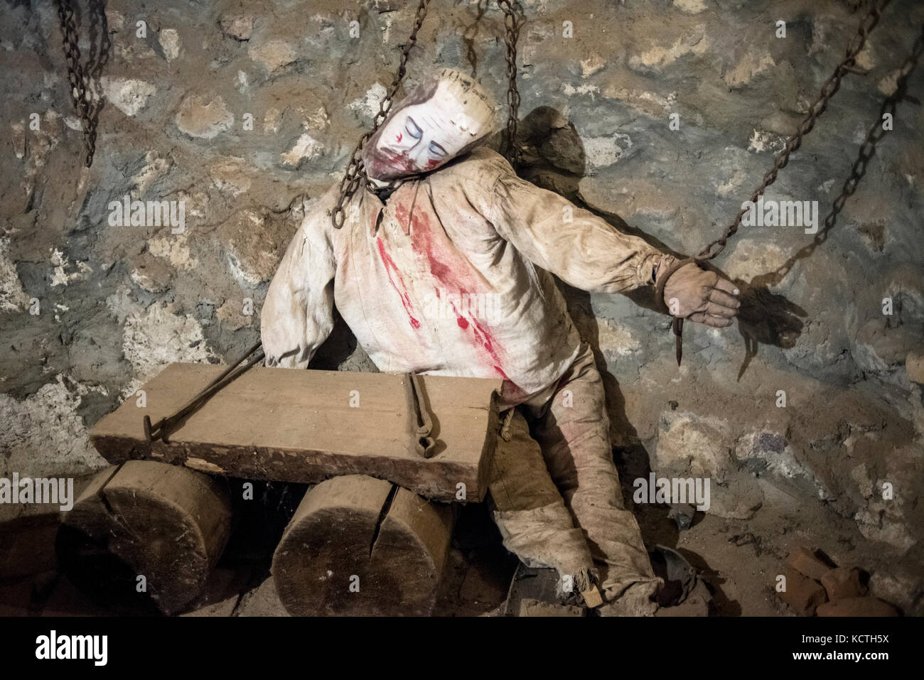 Gefängnis und Folterkammer der mittelalterlichen Burg palanok in Esmoriz, Ukraine Stockfoto