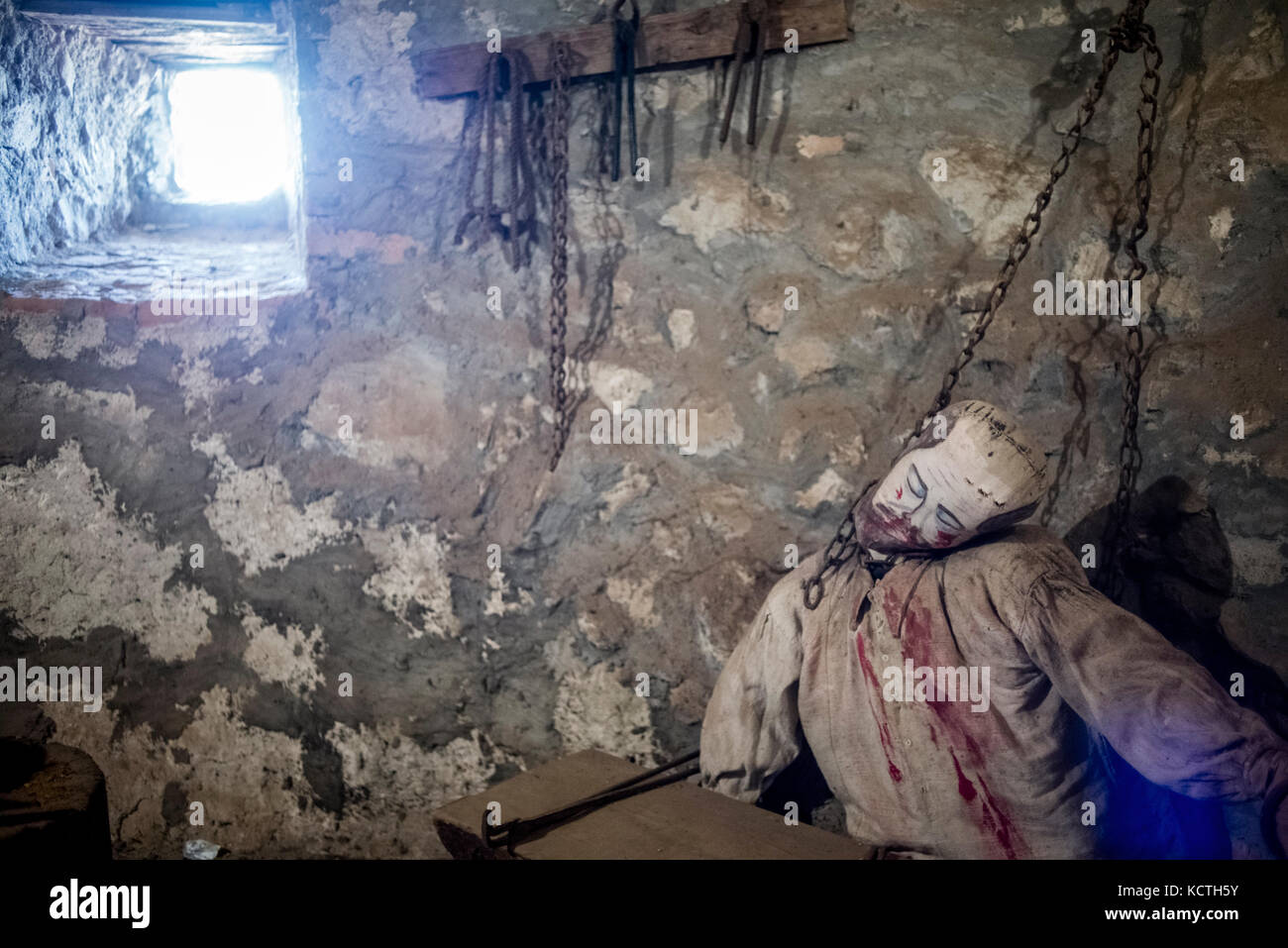 Gefängnis und Folterkammer der mittelalterlichen Burg palanok in Esmoriz, Ukraine Stockfoto