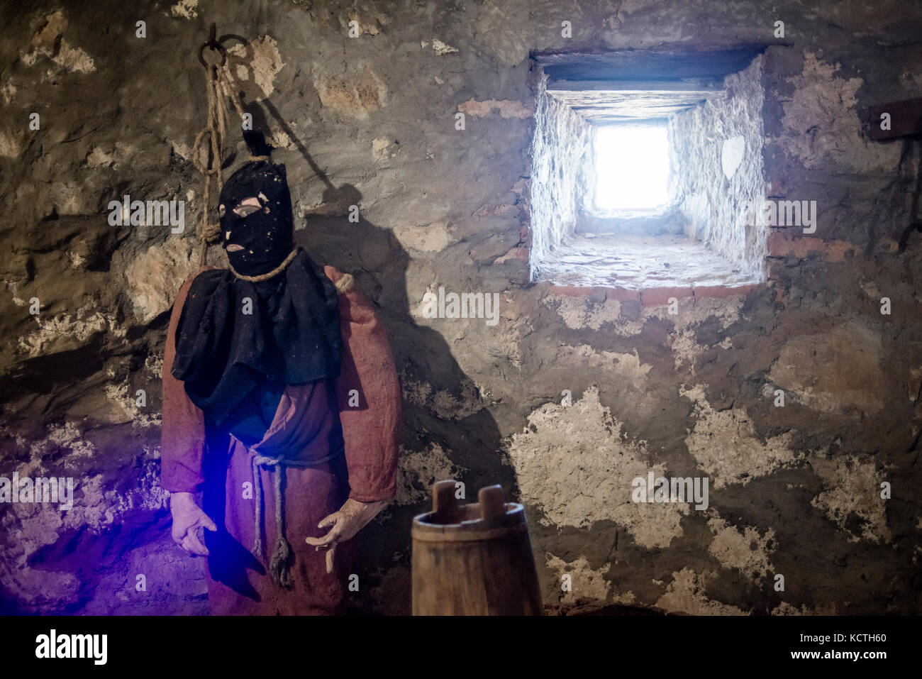 Gefängnis und Folterkammer der mittelalterlichen Burg palanok in Esmoriz, Ukraine Stockfoto