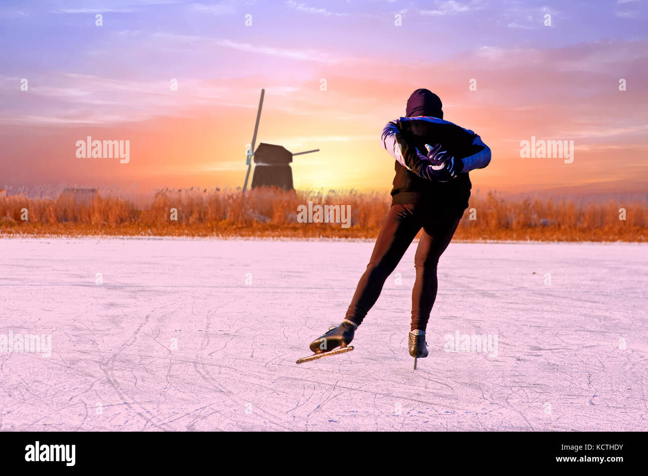 Lonely ice Skater in der Landschaft aus den Niederlanden bei Sonnenuntergang Stockfoto
