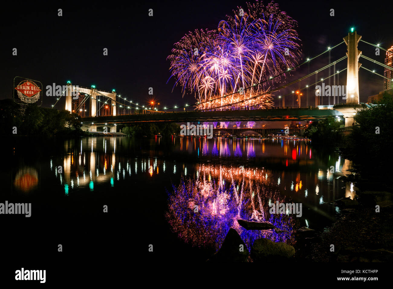Minneapolis Aquatennial Feuerwerk über der Fr. Hennepin Brücke und Mississippi River in Minneapolis, Minnesota. Stockfoto