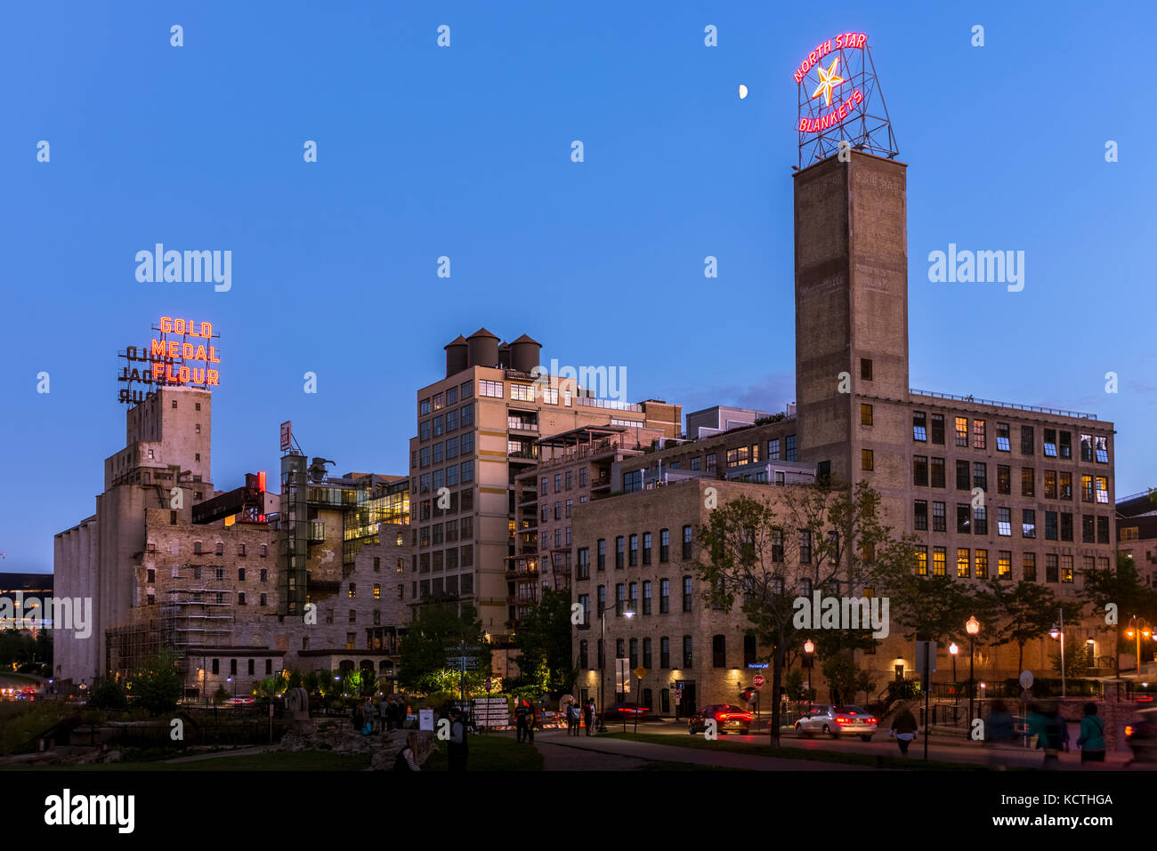 Mill Ruinen Museum mit Goldmedaille Mehl unterzeichnen und North Star decken sich in der Dämmerung mit Mond. Stockfoto