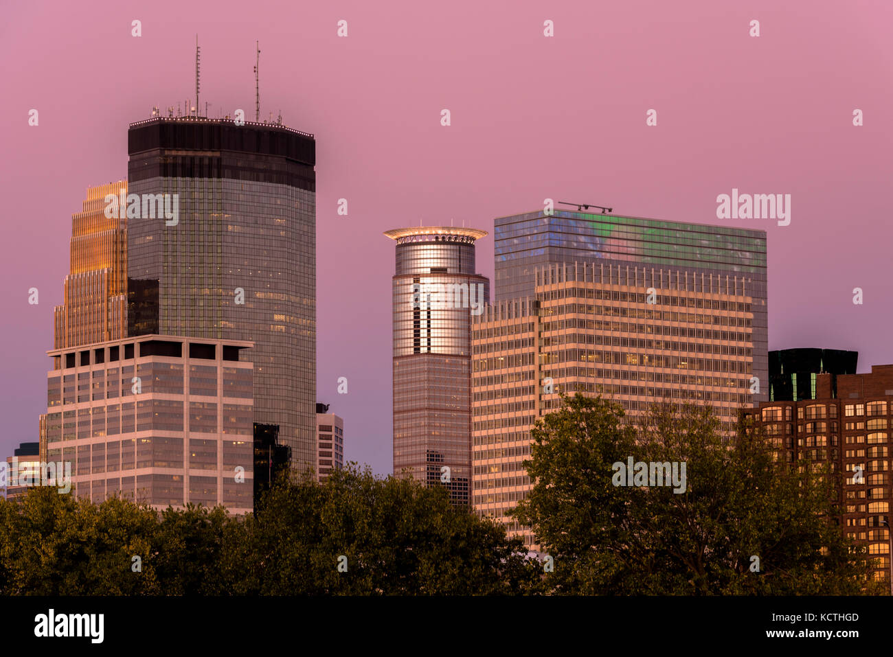 Minneapolis skyline gebadet in warmes Licht der Dämmerung Stockfoto