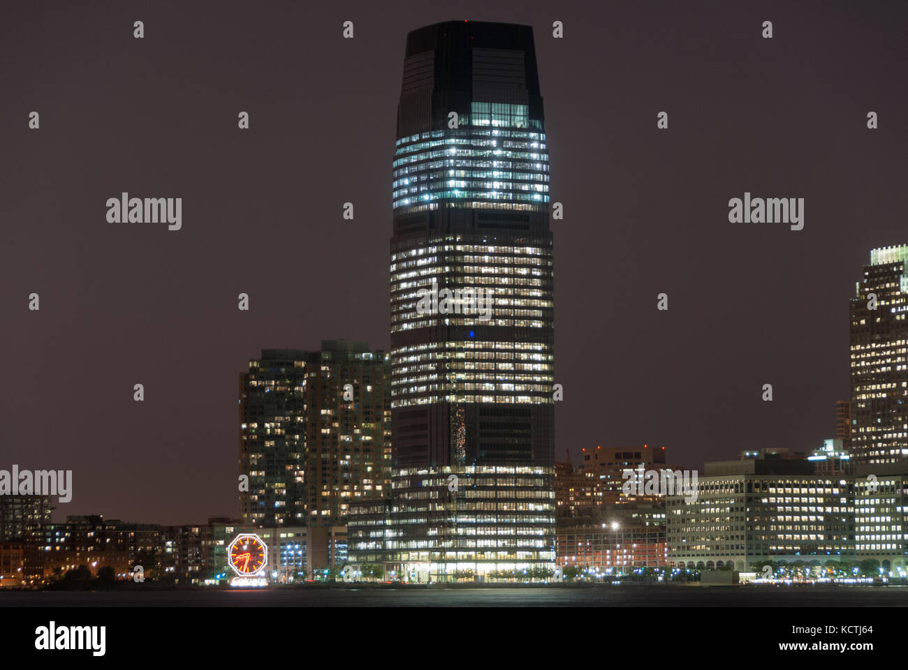 Jersey City, New Jersey - 29. August 2007: Goldman Sachs Tower und der Colgate clock in Jersey City in New Jersey in der Nacht. Stockfoto