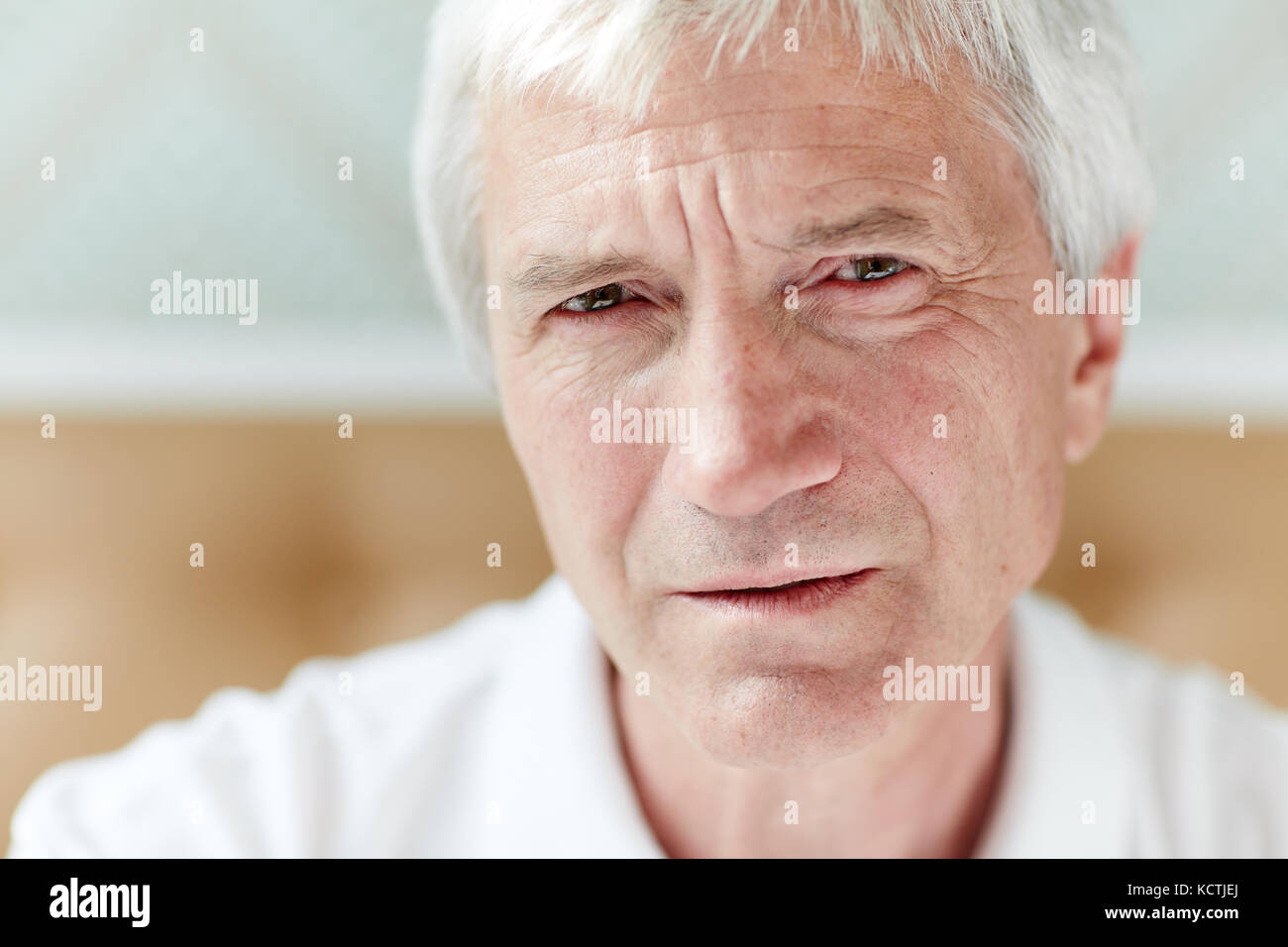 Portrait von düsteren älterer Mann Stockfoto