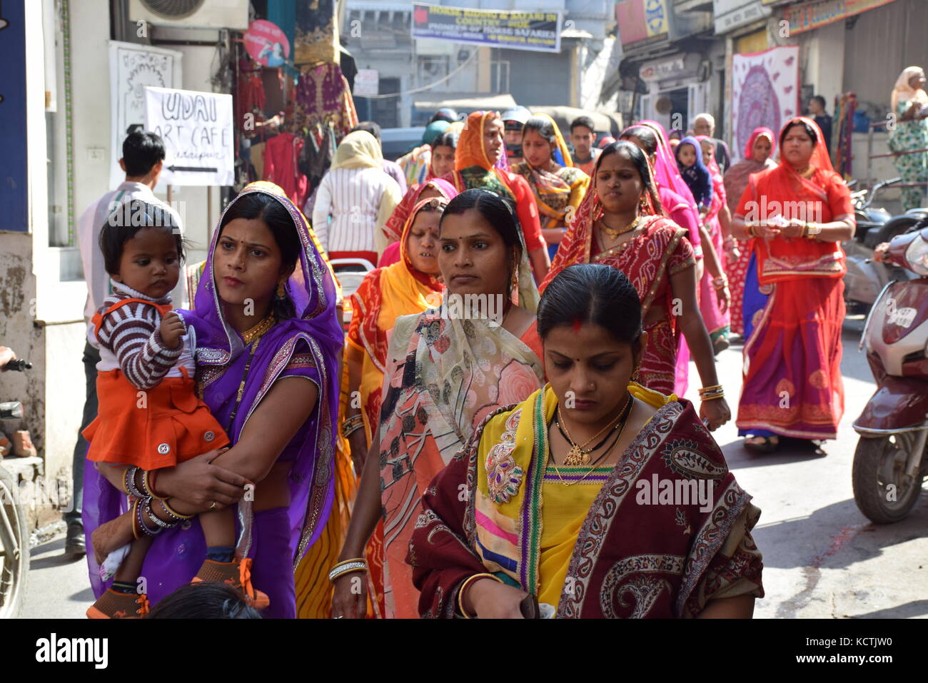 Feier mit indischen Frauen gekleidet mit bunten Sari auf der Straße in Udaipur, Rajasthan - Indien Stockfoto