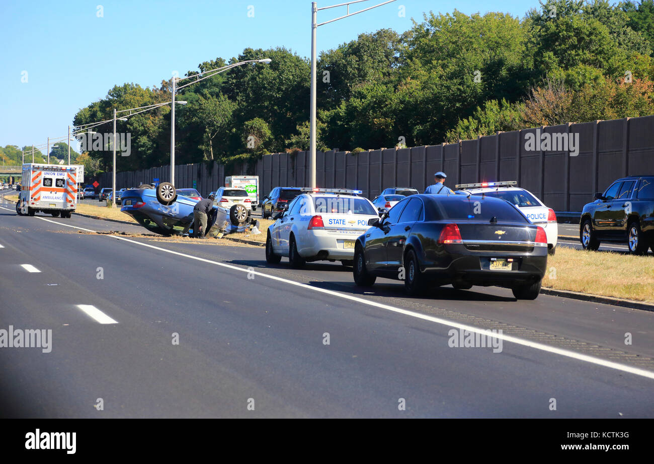 Ein Auto umgedreht und auf dem Kopf auf der Staatsstraße I-78.New Jersey.USA Stockfoto