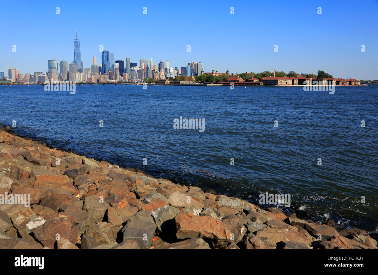 Der Blick auf die Skyline des Lower Manhattan Financial District mit World Trade Center vom Hudson River Shore in New Jersey, USA Stockfoto