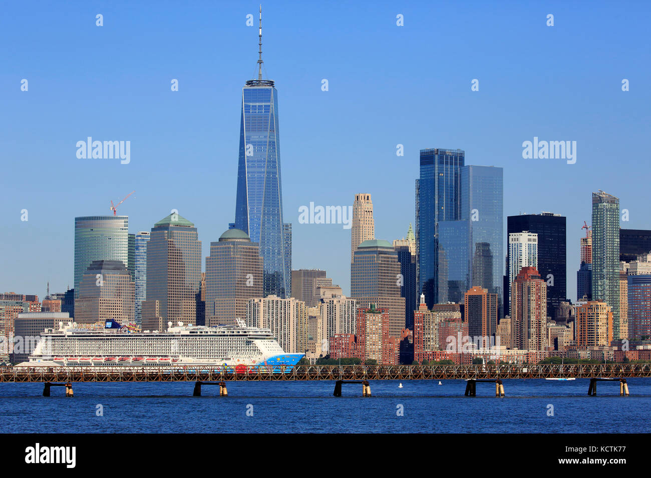 Norwegische Breakaway Kreuzfahrt Schiff im Hudson River mit der Skyline von Lower Manhattan Finanzviertel im Hintergrund.New York City, USA Stockfoto