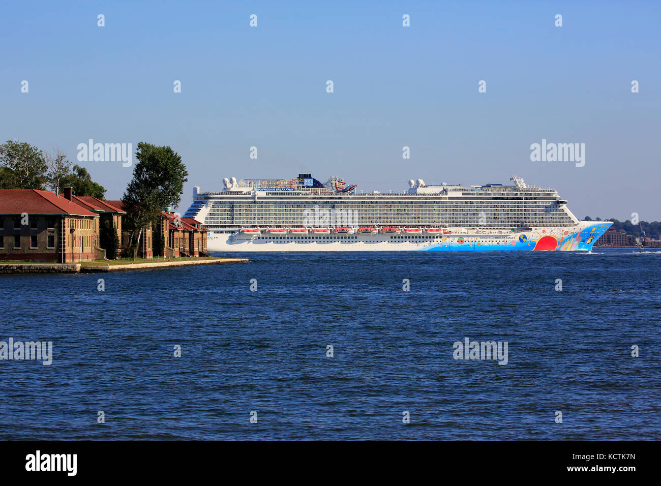 Norwegisches Breakaway Kreuzfahrtschiff im Hudson River mit Ellis Island im Vordergrund. New York City, New Jersey. New York. New Jersey. USA Stockfoto