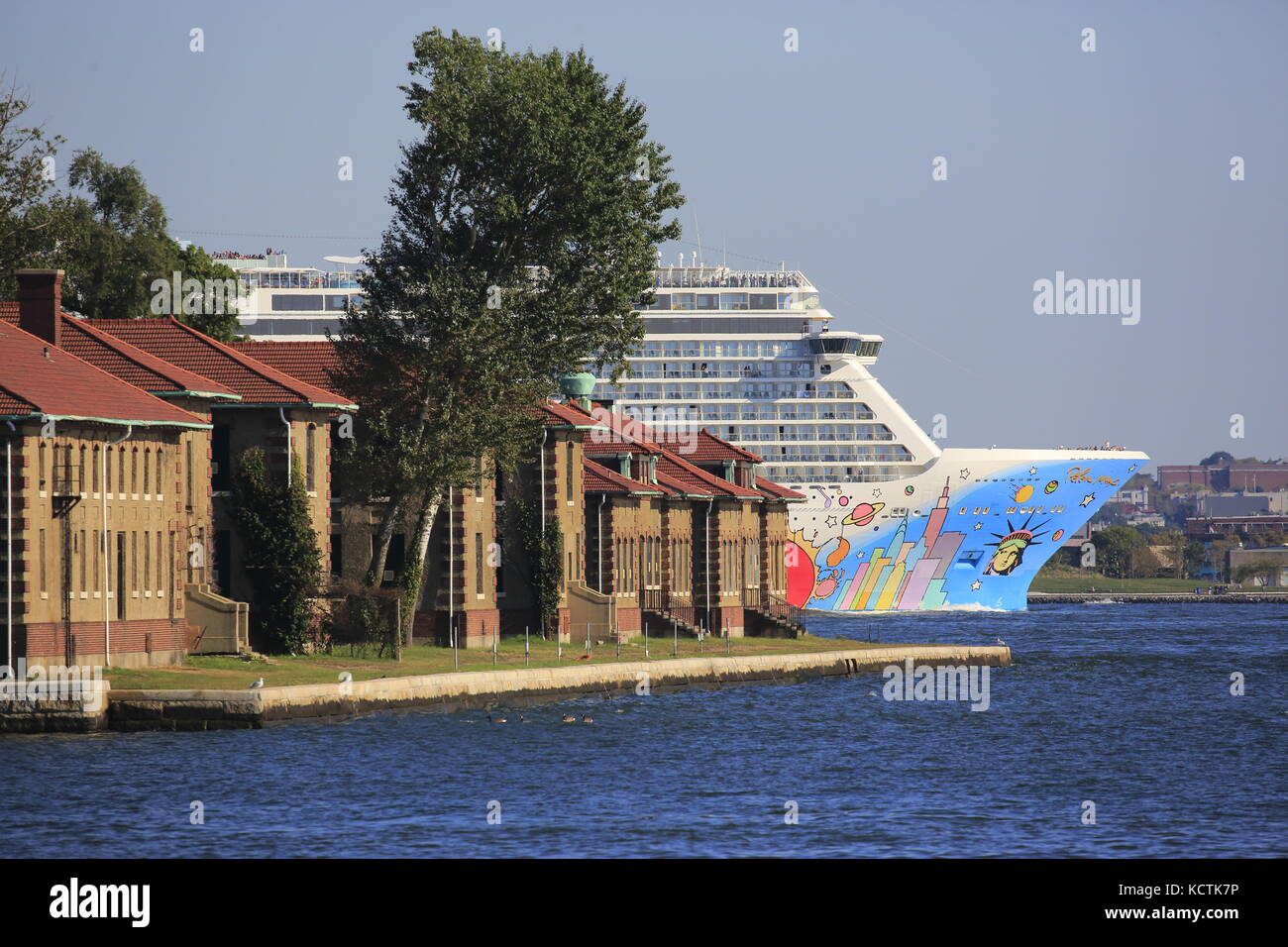 Norwegisches Breakaway Kreuzfahrtschiff im Hudson River mit Ellis Island im Vordergrund. New York City, New Jersey. New York. New Jersey. USA Stockfoto