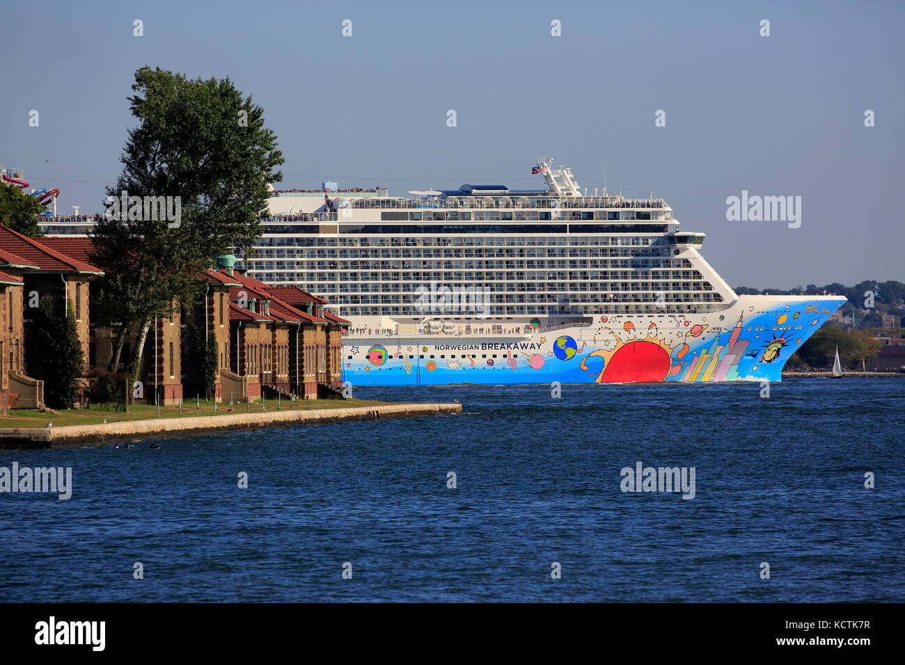 Norwegisches Breakaway Kreuzfahrtschiff im Hudson River mit Ellis Island im Vordergrund. New York City, New Jersey. New York. New Jersey. USA Stockfoto