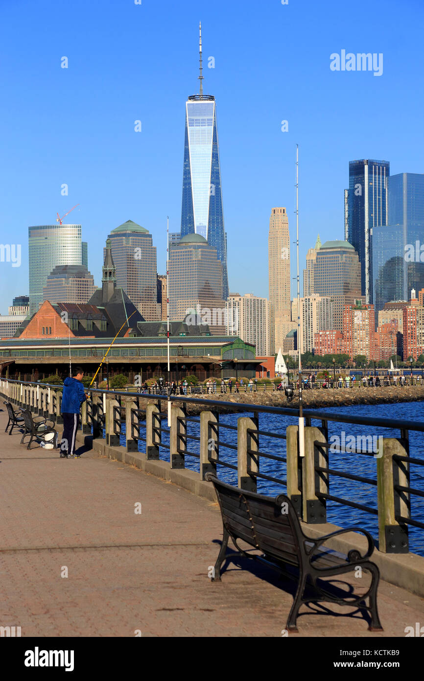 Menschen, die im Liberty State Park mit Skyline von Lower Manhattan im Hintergrund fischen.Jersey City, New Jersey.USA Stockfoto