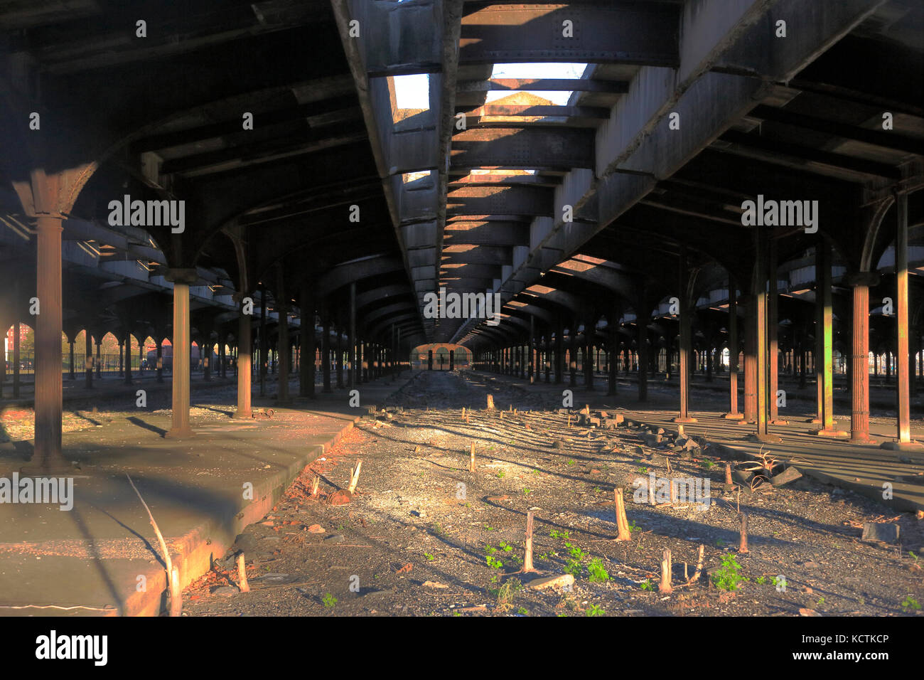 Verlassene Zugschuppen der ehemaligen Central Railroad des New Jersey Terminal.Liberty State Park.New Jersey. USA Stockfoto