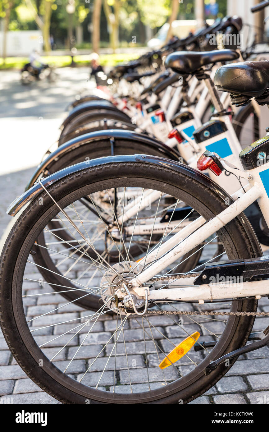 Leihrad in der Stadt. Fahrrad für den Stadtverkehr Stockfoto