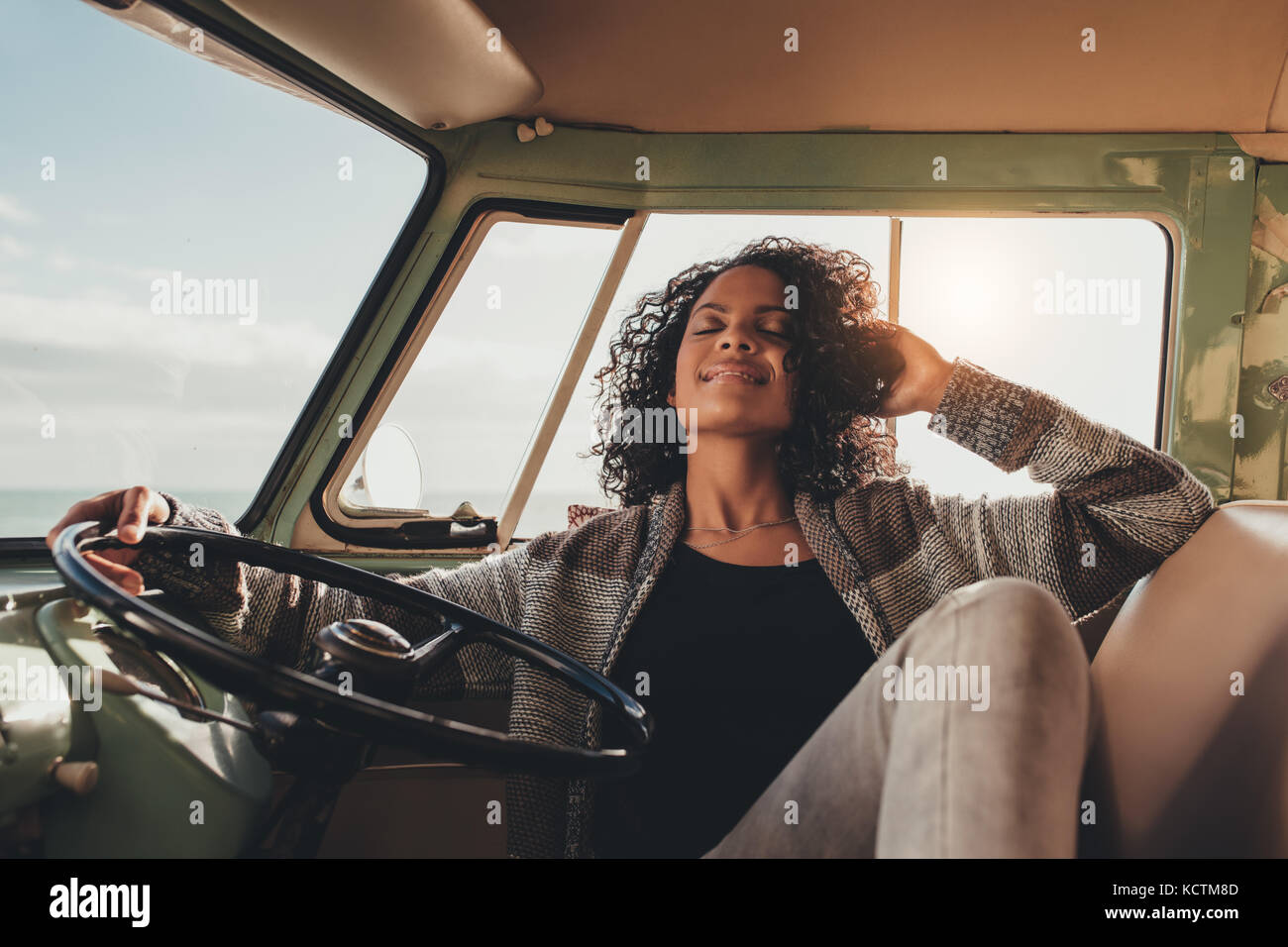 Afrikanische Frau auf Straße Reise Rest in den Van. Weibliche schlafen im Auto. Stockfoto