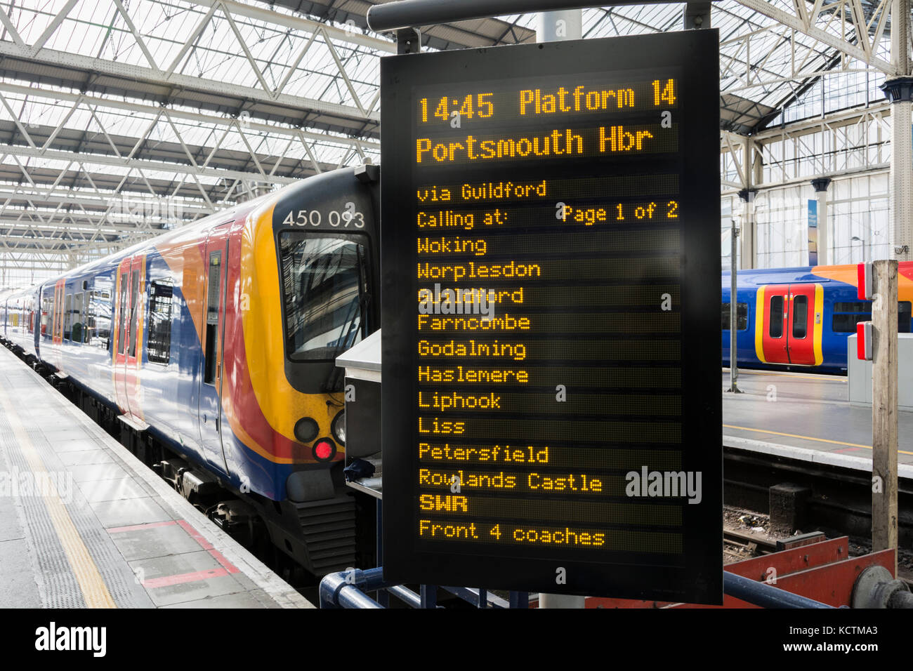 South West Waggons (jetzt South Western Railway) und Farbgebung, in London, Waterloo, Großbritannien Stockfoto