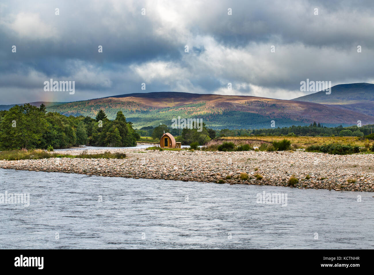 Der Boatshaped Fischerhütte am Ufer des River Dee in Schottland. Stockfoto
