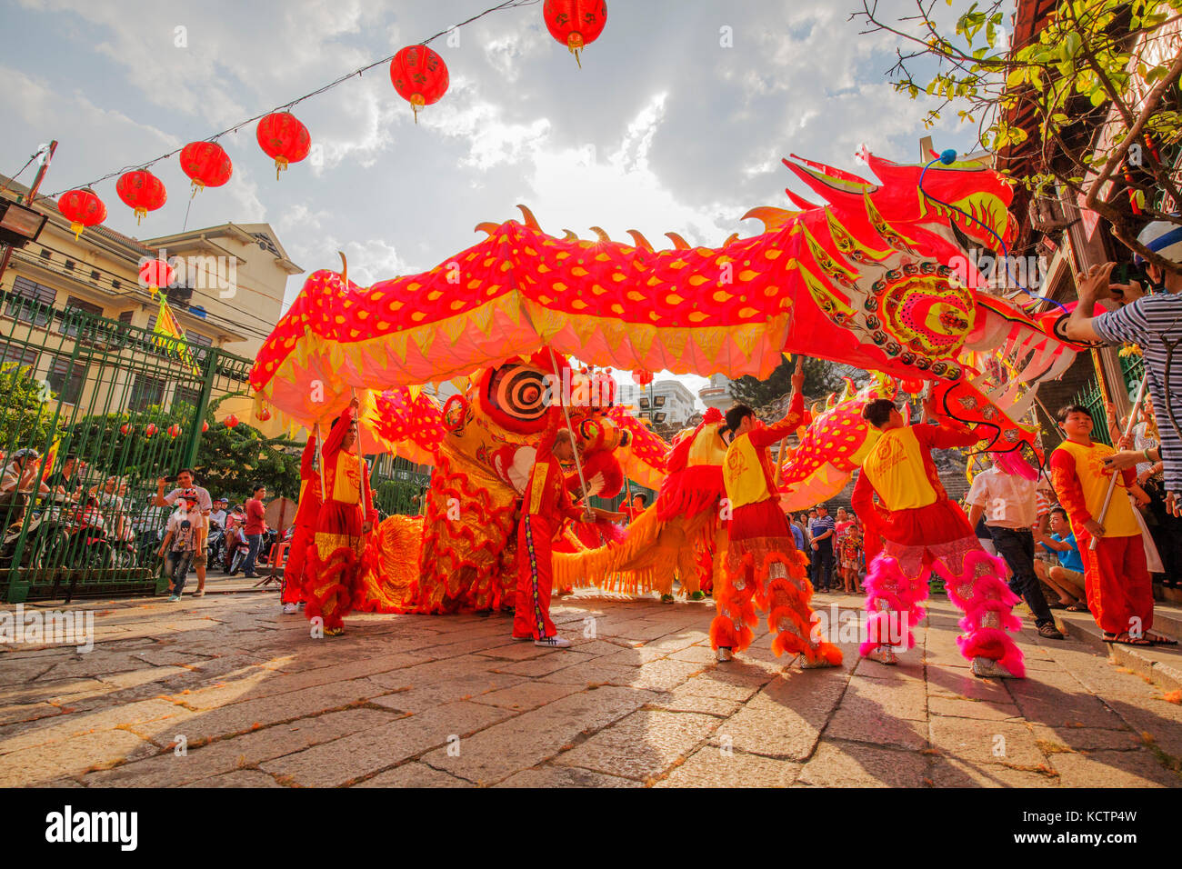 Royalty Free Stock Bild in hoher Qualität auf Dragon dance in Laternenfest (Vollmond des 1. Monat) in Ho Chi Minh City, Vietnam. Stockfoto