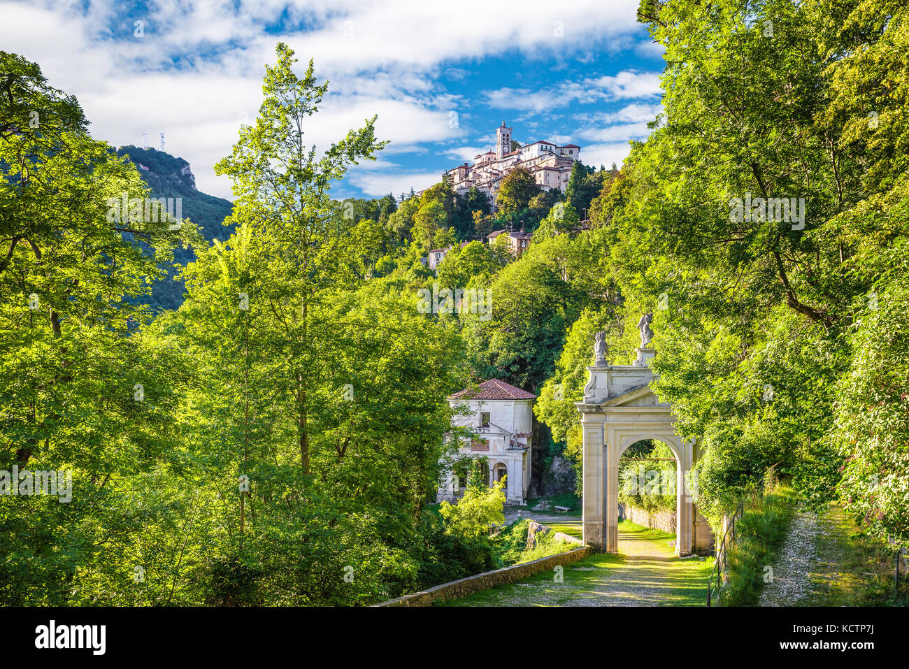 Sacro Monte di Varese (Santa Maria del Monte), Italien. Via Sacra, führt zu mittelalterlichen Dorf (im Hintergrund), Weltkulturerbe - Unesco- Stockfoto