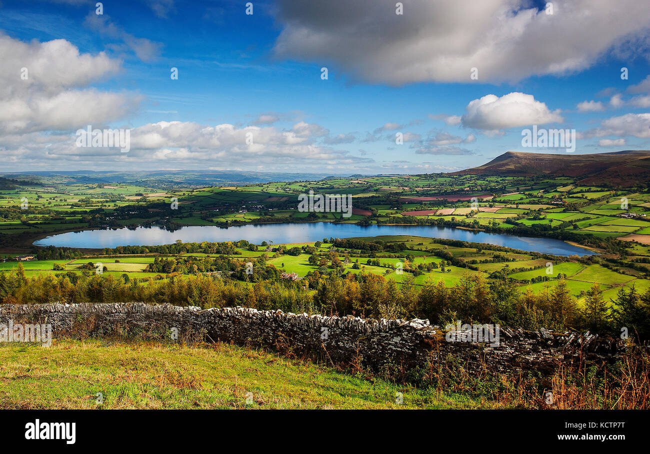 Bunte sonnige Aussicht auf Llangorse Lake und Mynydd troed von allt y esgair, breconshire Stockfoto
