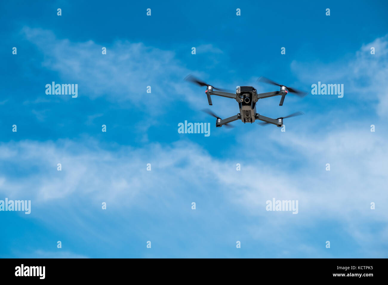 Drone im Flug in bule Himmel mit weißen Wolken Stockfoto