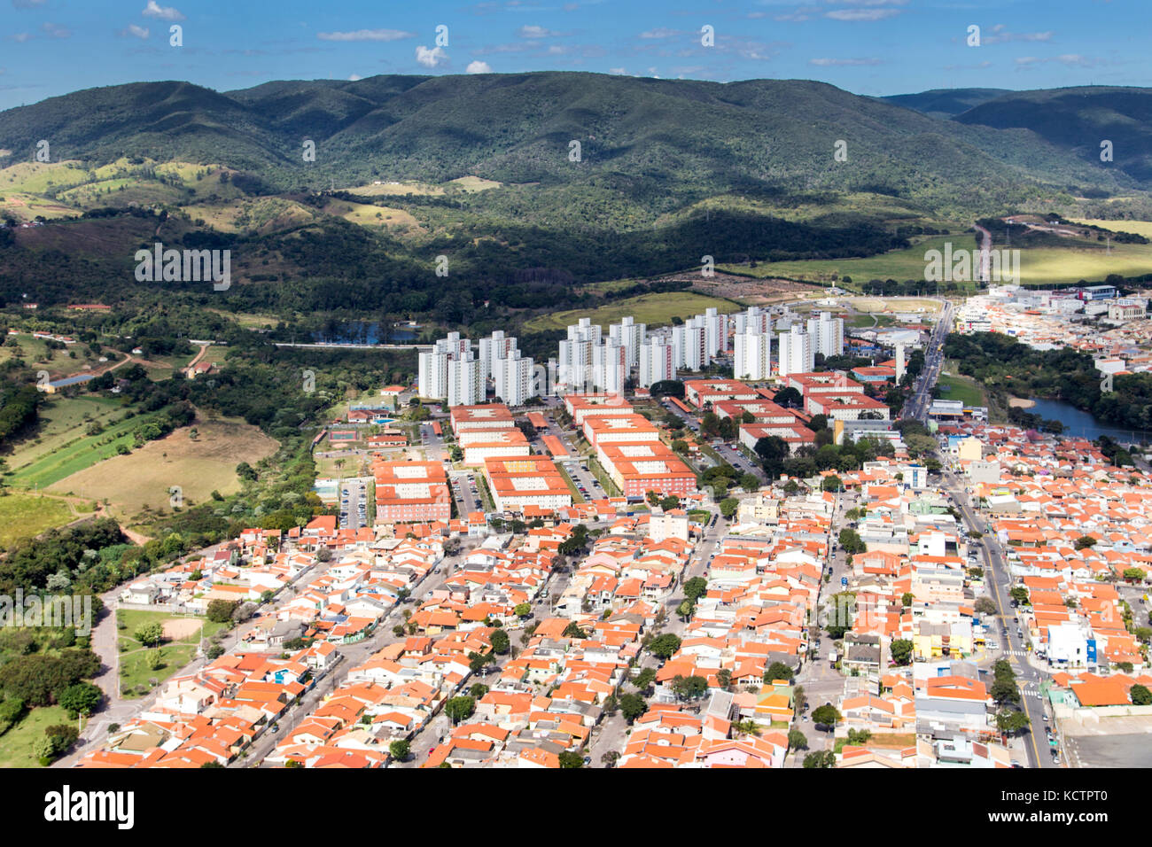 Luftaufnahme von Jundiaí, Stadt in der Nähe von São Paulo - Brasilien. Häuser und Gebäude in Eloy Chaves Nachbarschaft. Serra do Japi sah im Hintergrund. Stockfoto