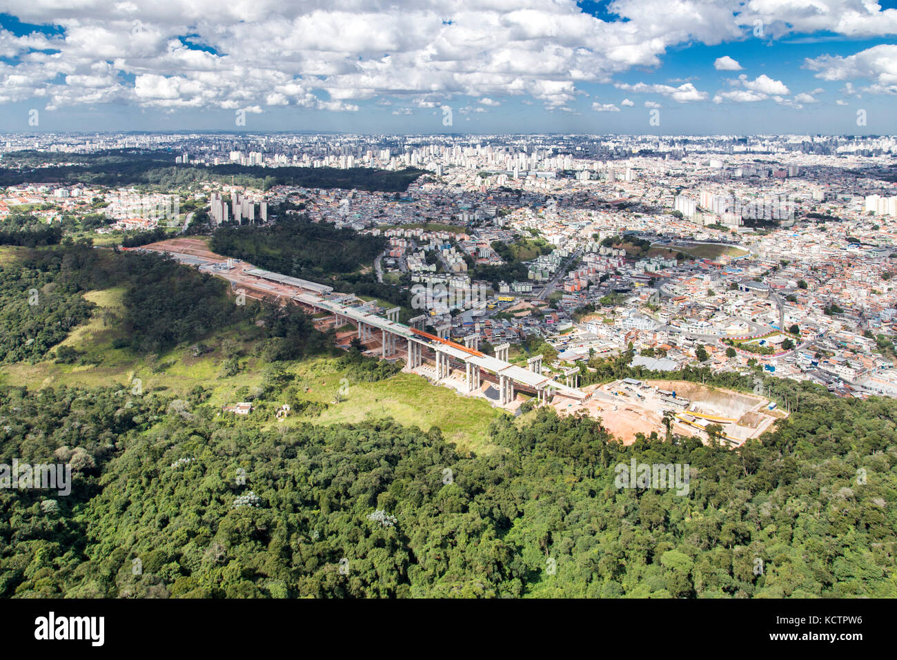 Luftaufnahme der Metropolregion Sao Paulo - Brasilien. Autobahn um die Stadt im Bau - Nordteil /rodoanel trrecho norte em construção Stockfoto