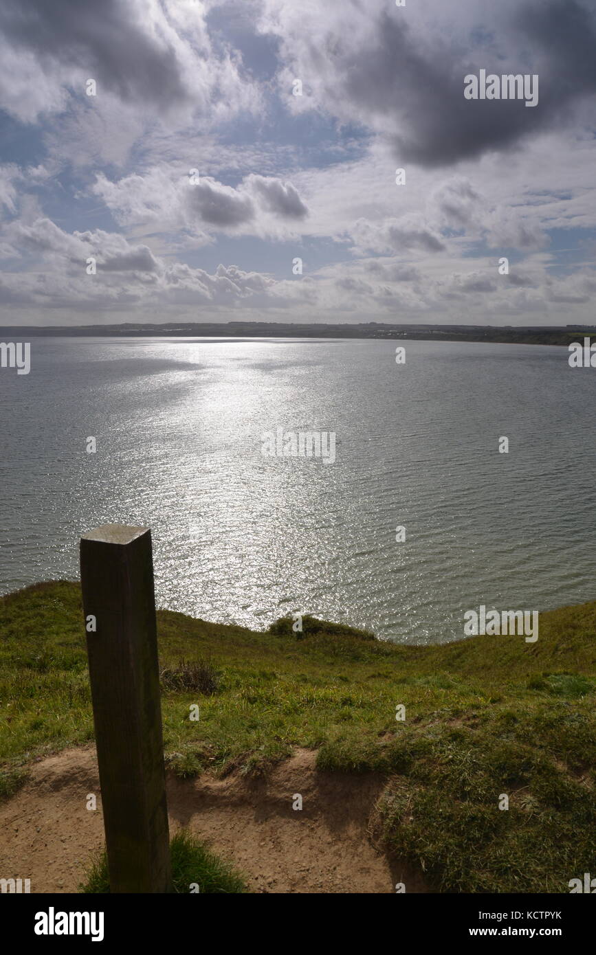 Blick auf ein ruhiges Meer an einem sonnigen Herbsttag in Filey, North Yorkshire, Großbritannien Stockfoto