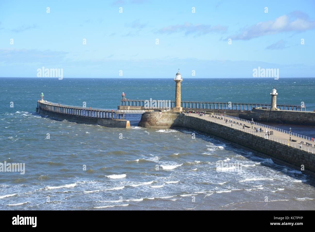 Whitby, North Yorkshire, Großbritannien, blickt an einem sonnigen Herbsttag auf den Hafen von Whitby und den Pier Stockfoto